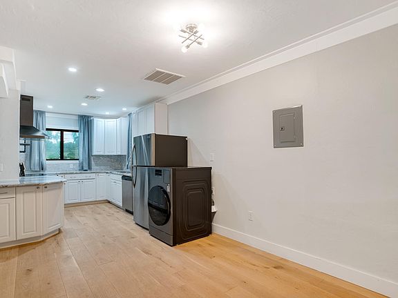 5th image of 1540 Alhambra Dr #B