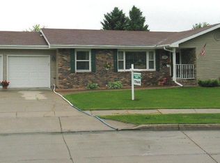 3825 Clearview Cir, Grand Forks, ND 58201