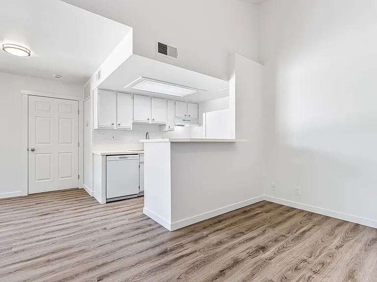 Hilton Street Apartments — Photo 39