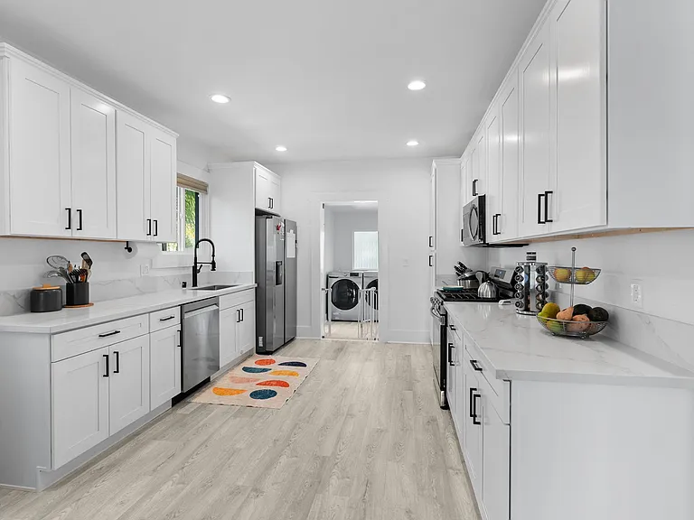 1752 Robinson Ave — Photo 16