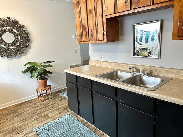 Cute eat-in kitchen !