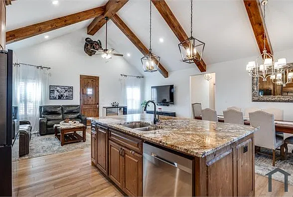 4 bed, 1800 sqft, $2,850 — Photo 3