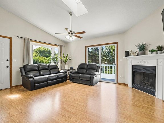 5th image of 207 Tamarack Hollow St SW