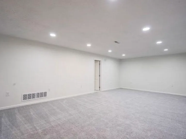 104 N Burr Oak Rd — Photo 33