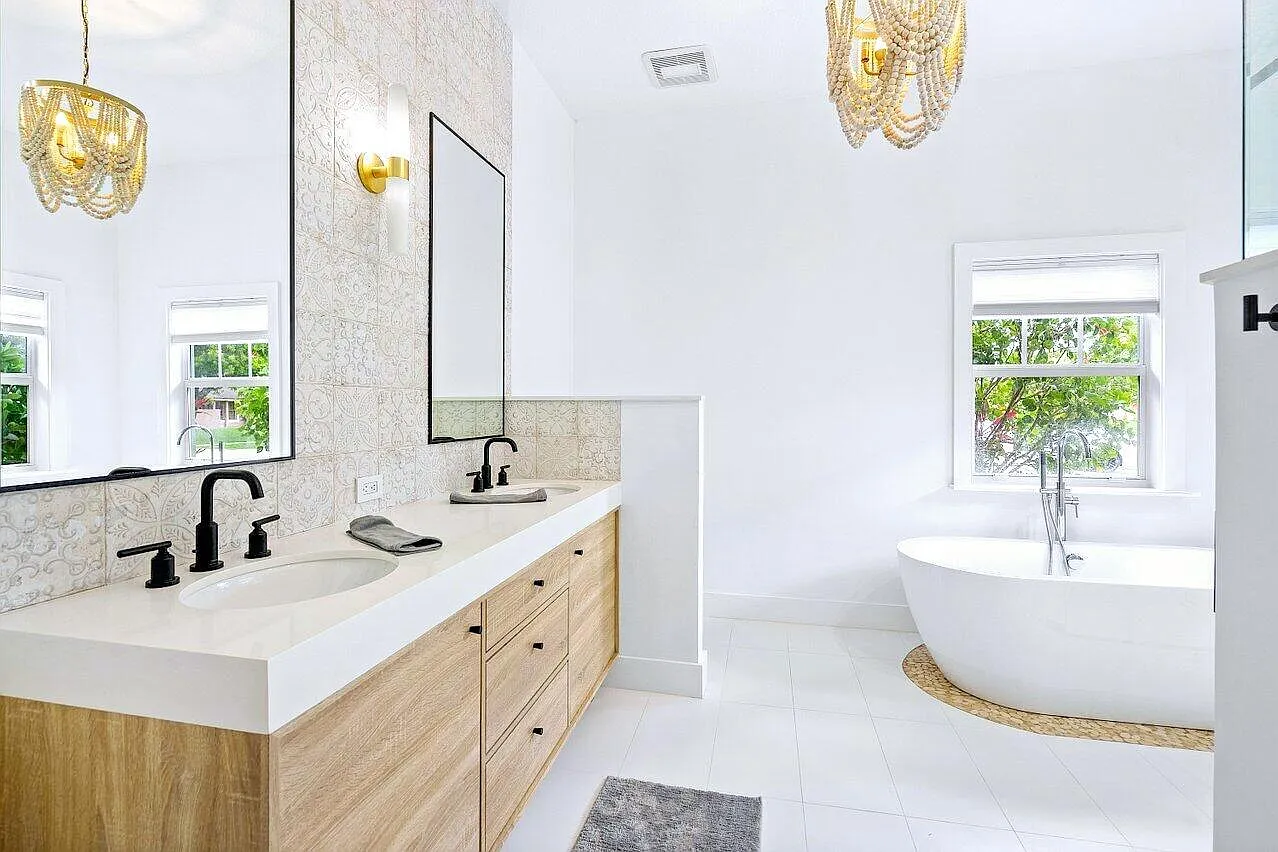 4 bed, 3.0 bath, 2401 sqft, $6,999 — Photo 2