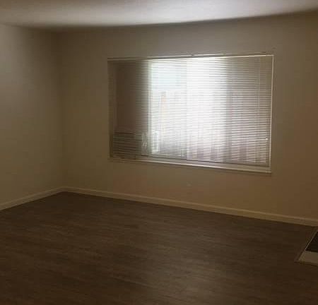4th image of 1112 Roewill Dr #4