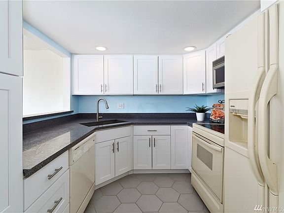 4th image of 15209 Sunwood Blvd APT B25