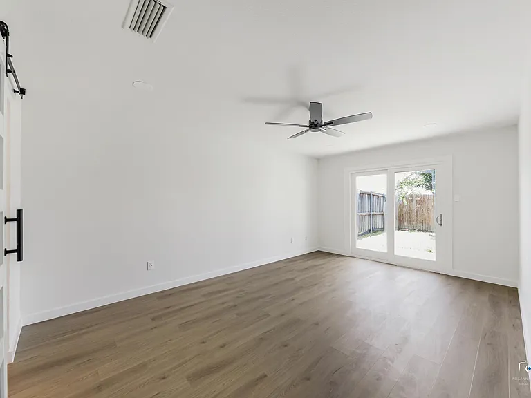 2212 Benbrook Dr — Photo 5