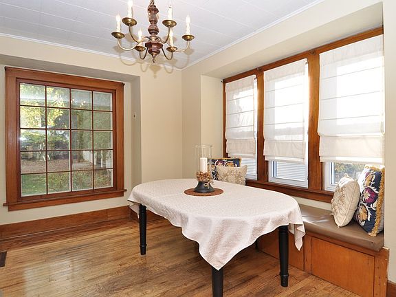 DR with banquette, hwd flr