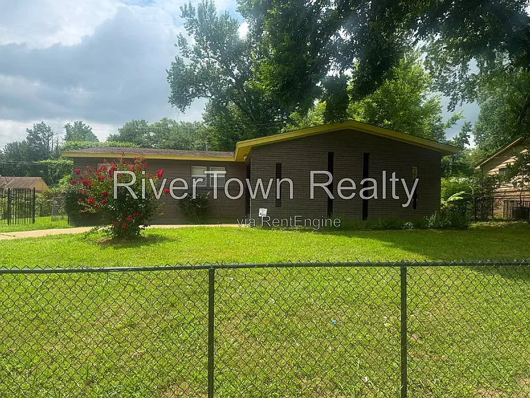 2451 Debby Cv — Photo 13