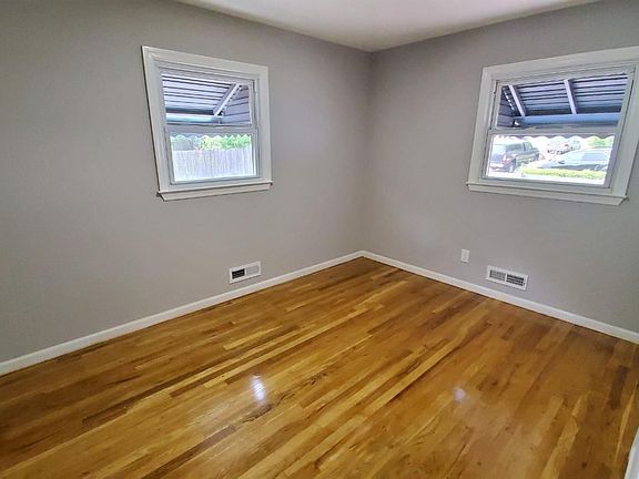 5th image of 176 Metuchen Ave