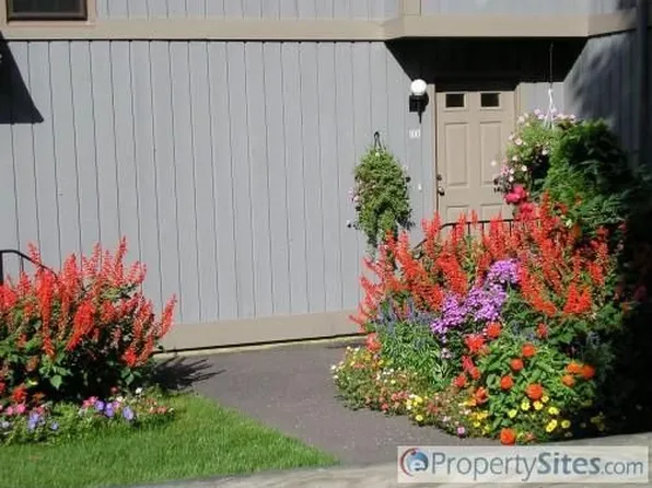 100 Heatherwood Dr, Brookfield, CT 06804