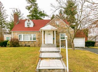 42 Plymouth Rd, Great Neck, NY 11023