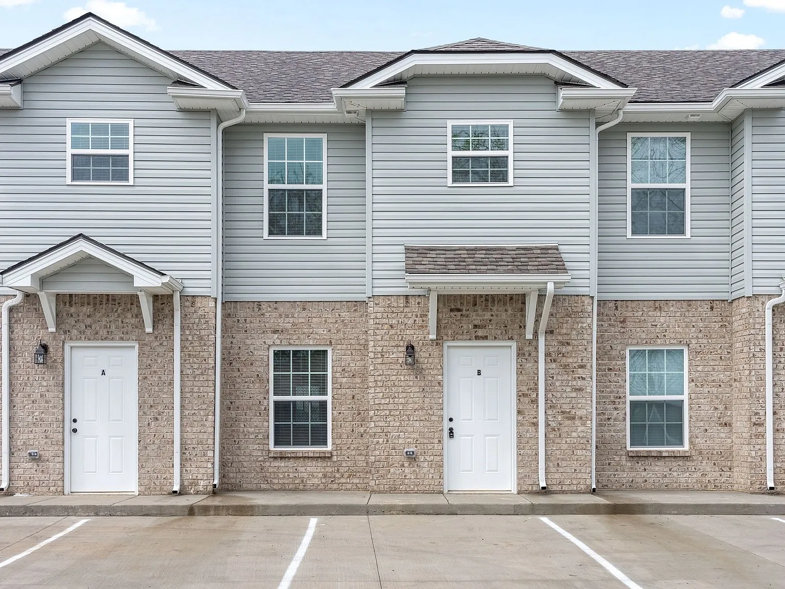 2 Bedroom Pet Friendly Townhomes Near Downtown For Rent! — Photo 3