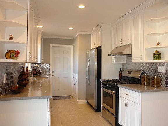 3rd image of 3143 Cabrillo Ave