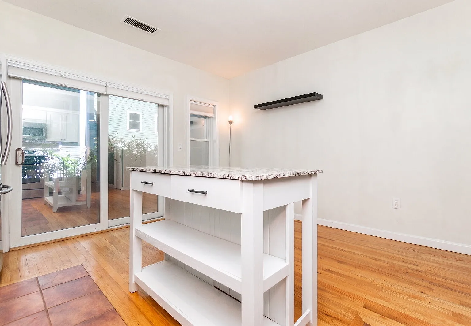 2 bed, 1.5 bath, 1103 sqft, $3,900 — Photo 3