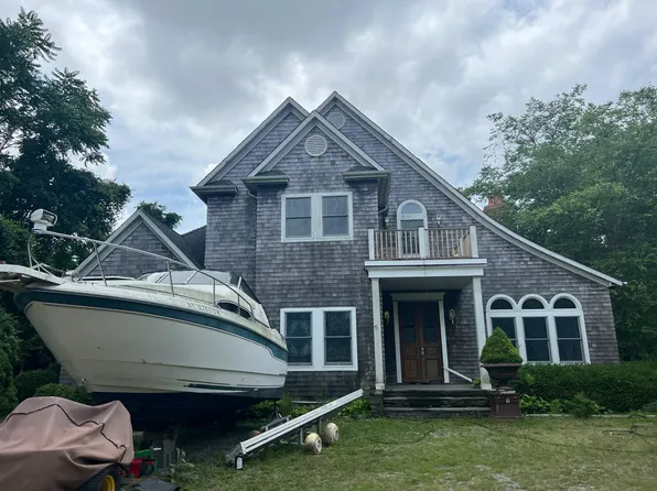 9 Locust Woods Dr, Shelter Island, NY 11964