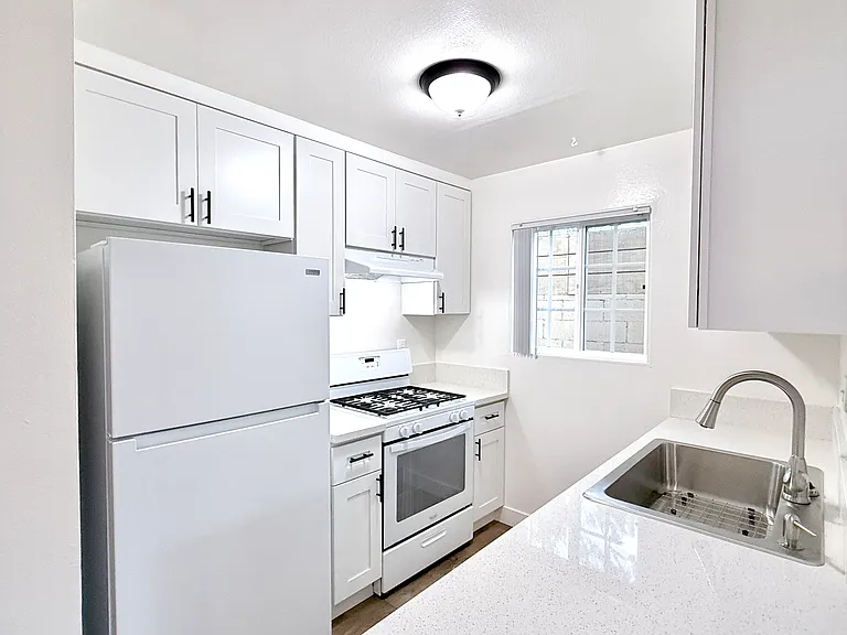 12521 Saticoy St #7 — Photo 8