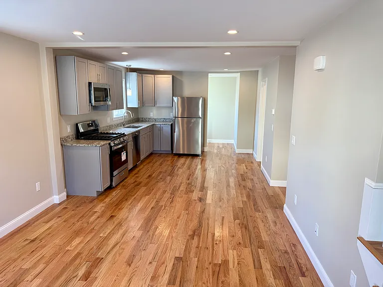 11-13 Garfield Ave — Photo 2