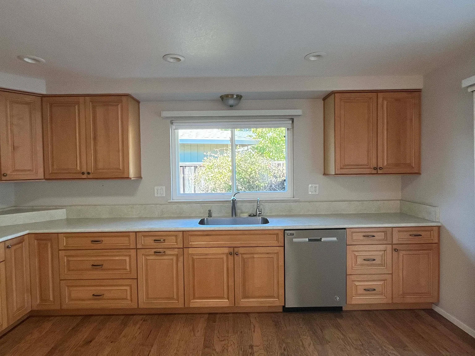 3 bed, 1312 sqft, $3,200 — Photo 4