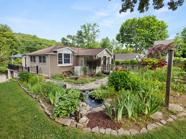 260 Niantic River Road, Waterford, CT 06385