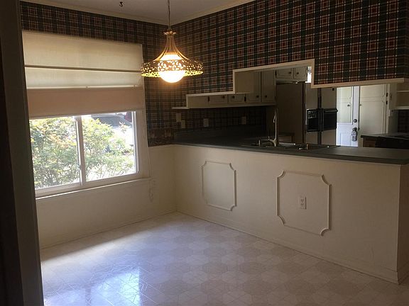 5th image of 230 Woodside Ln