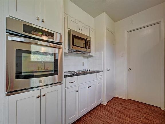 3rd image of 2302 Southern Oaks Dr
