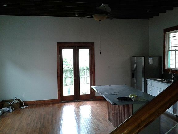 3rd image of 2827 Banks St