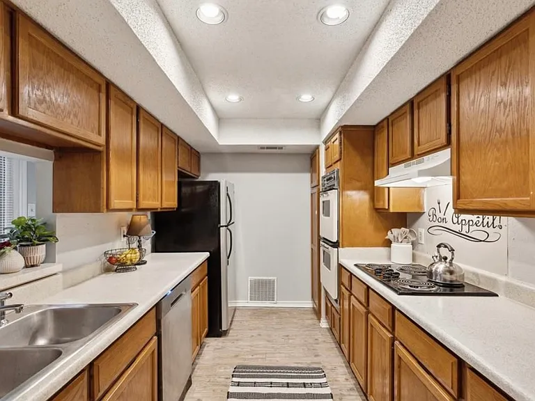2231 Bunker Hill Dr — Photo 2