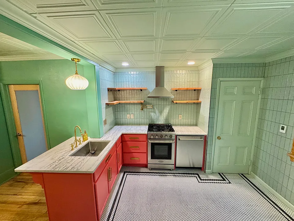 321 Myrtle St W