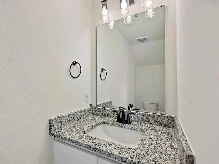 545 Delmar St #102 — Photo 8