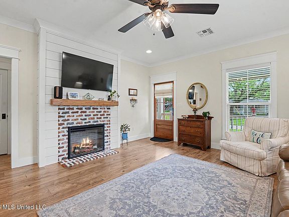 5th image of 305 Hoffman Ln