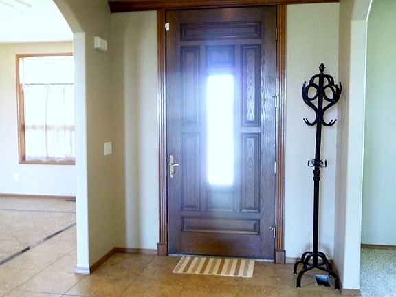 Beautiful entryway w/tile flooring