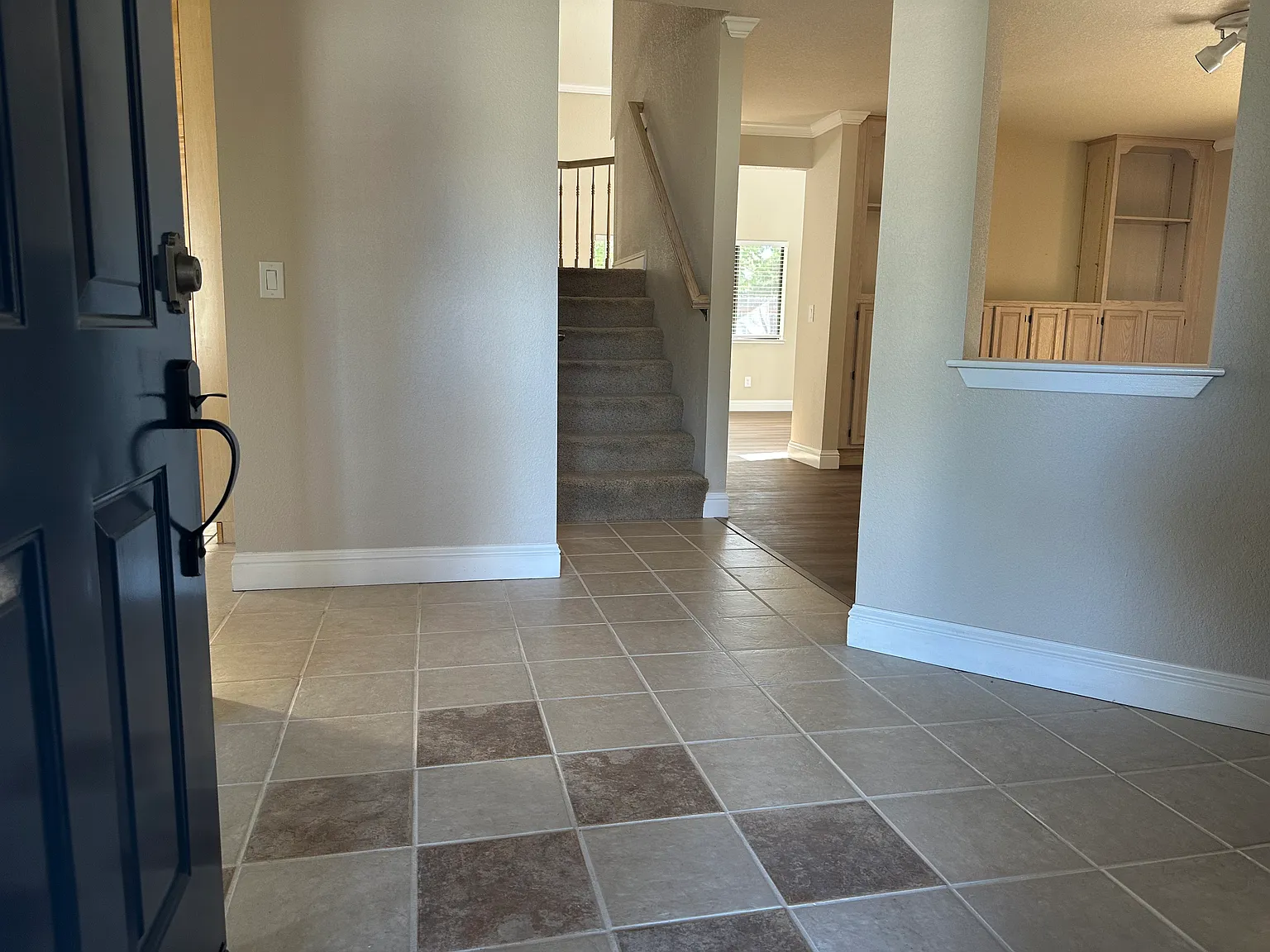 4 bed, 2280 sqft, $3,200 — Photo 3