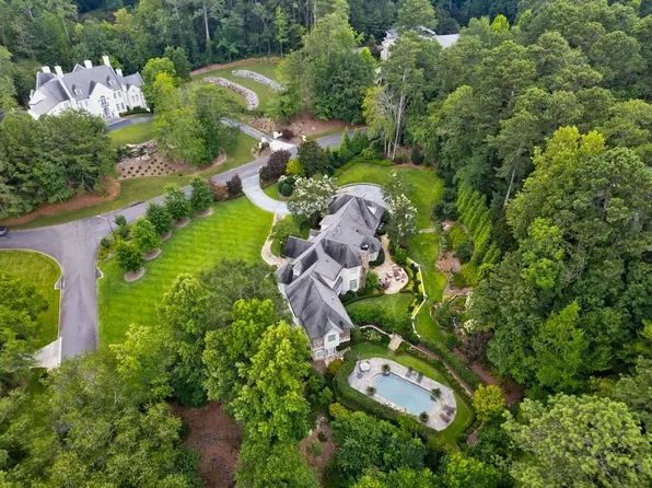 100 E Chambord Dr NW, Sandy Springs, GA 30327