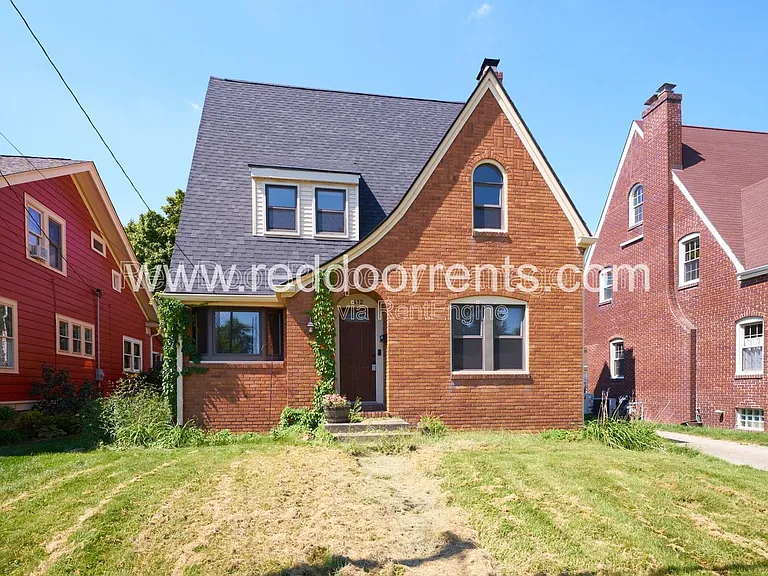 412 N Merrill St — Photo 2