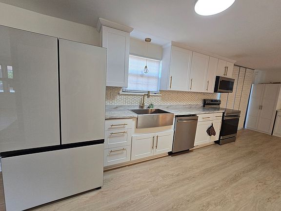 5th image of 454 Colonial Dr