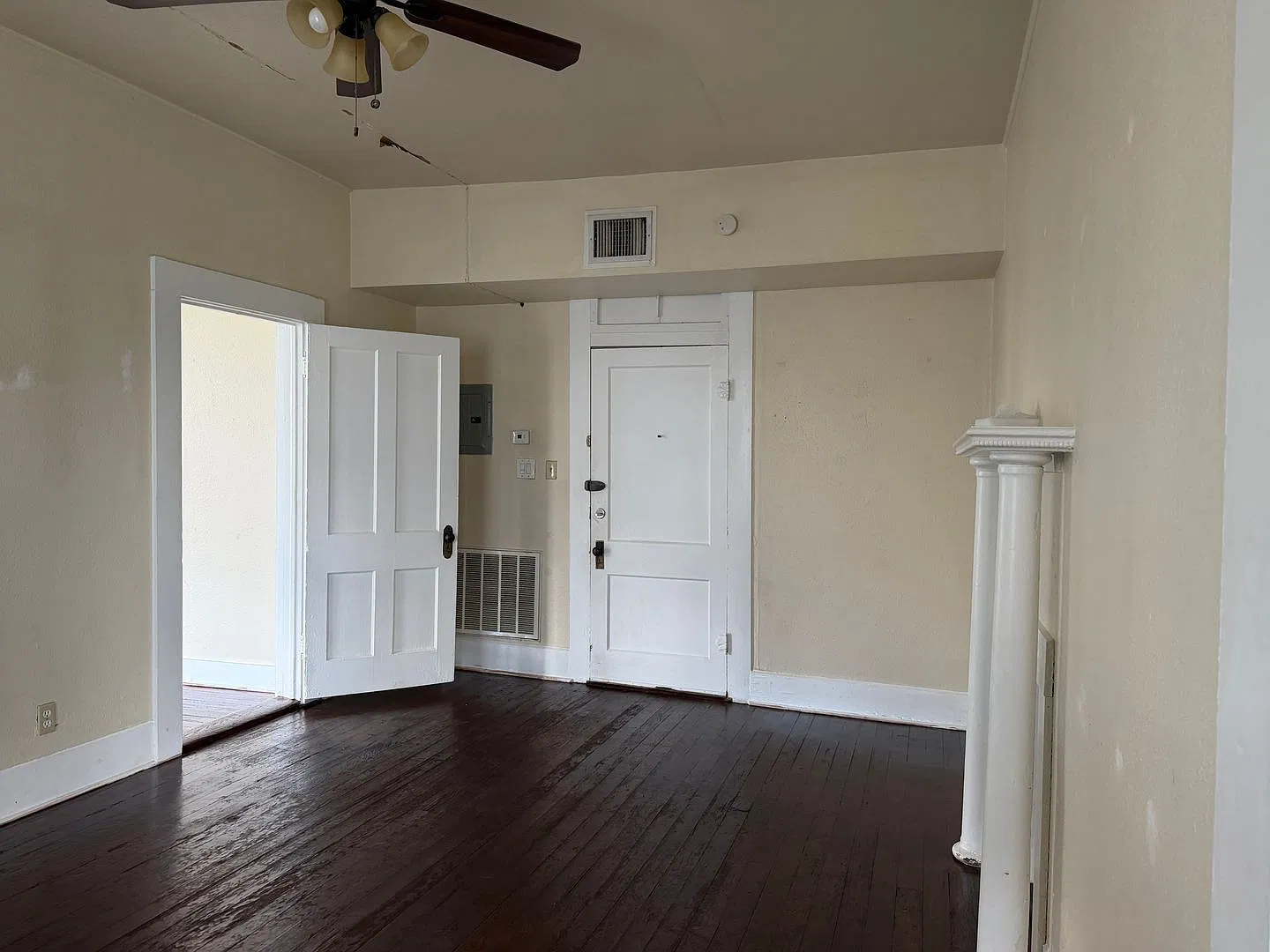 324 W Magnolia — Photo 2
