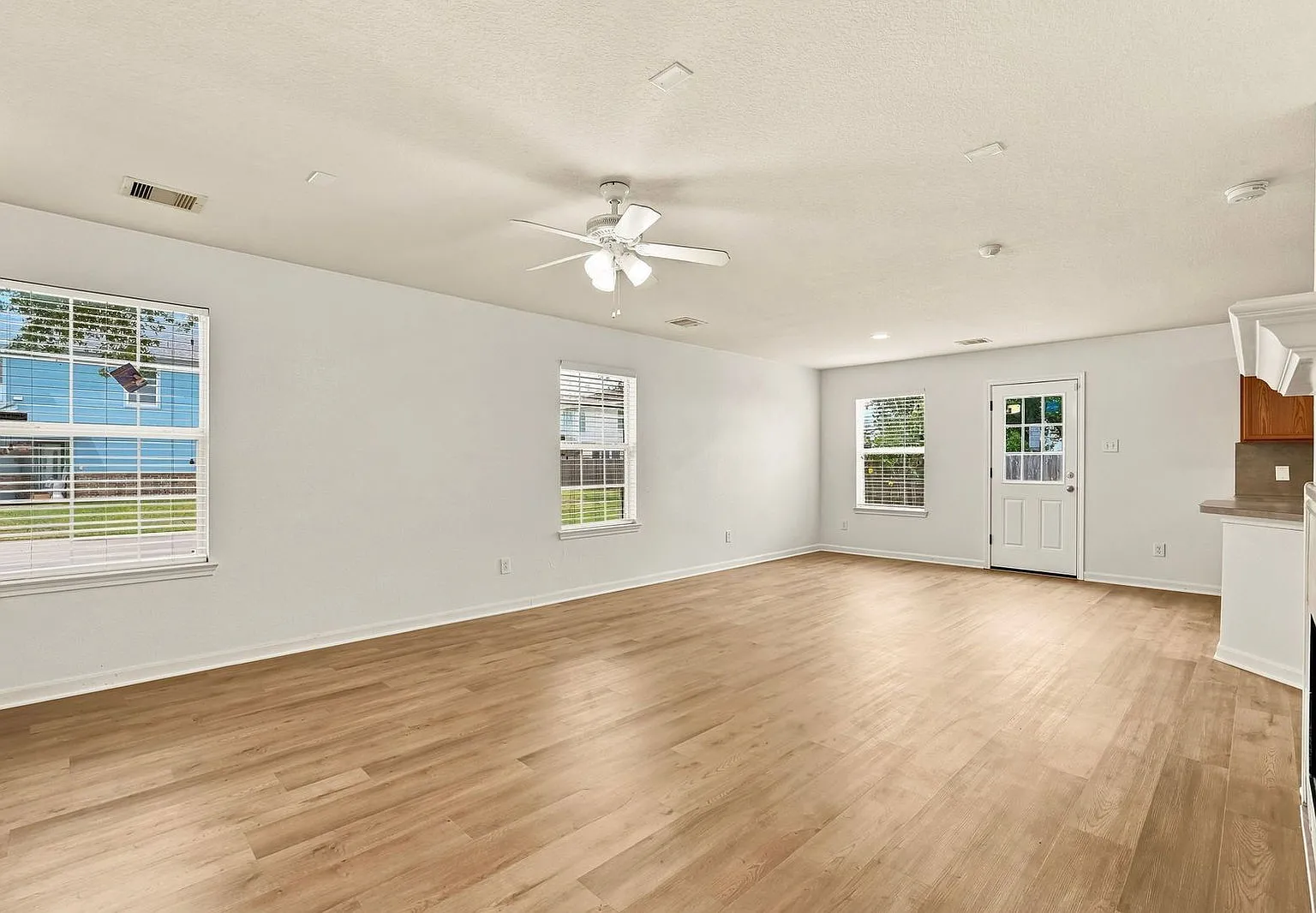 3 bed, 2.5 bath, 2038 sqft, $1,950 — Photo 4