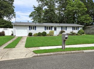5 Windham Ln, Ronkonkoma, NY 11779