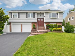 872 Main St, Farmingdale, NY 11735