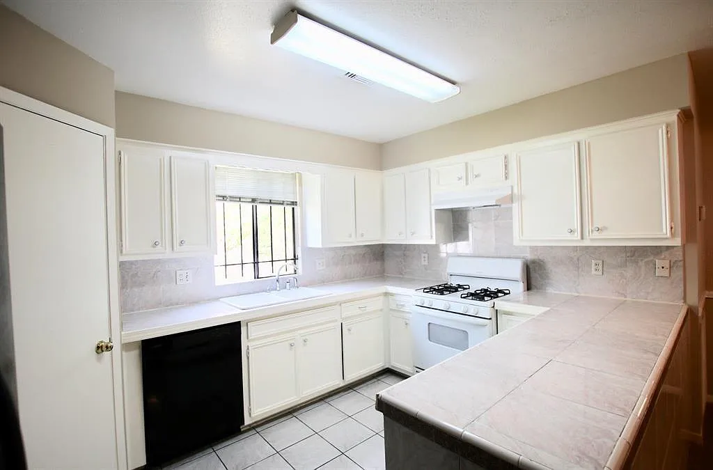 3 bed, 2.0 bath, 1379 sqft, $1,850 — Photo 3