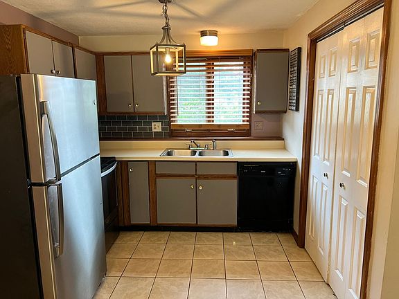 3rd image of 123-129 Riviera Dr #127