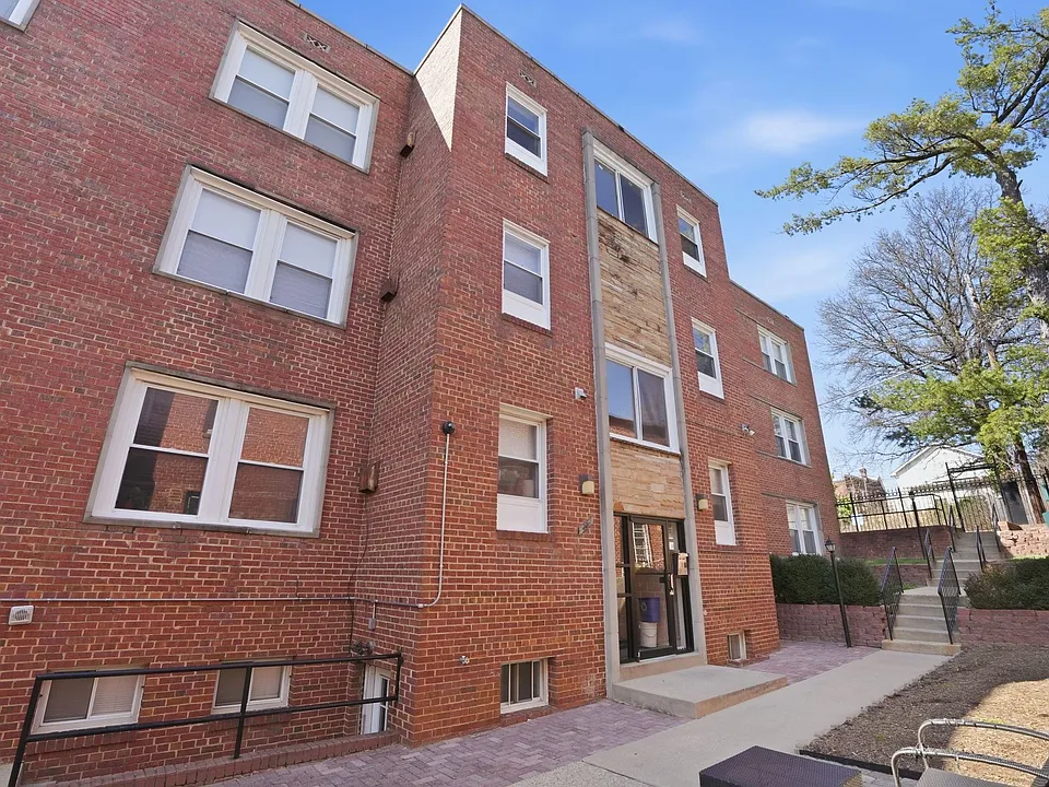 33 Kennedy St NW #202