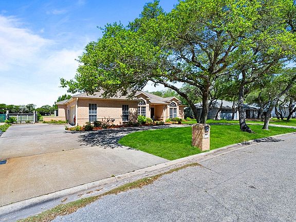 4th image of 713 Waterwood St