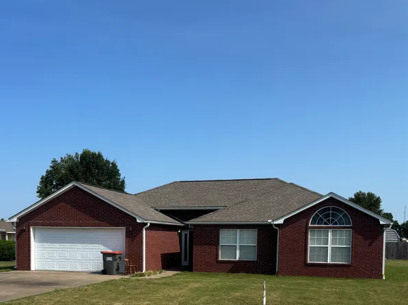709 E 10th St, Grove, OK 74344