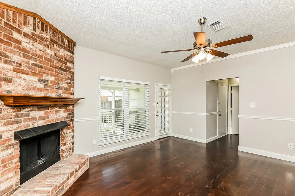 3 bed, 2.0 bath, 1574 sqft, $2,200 — Photo 3
