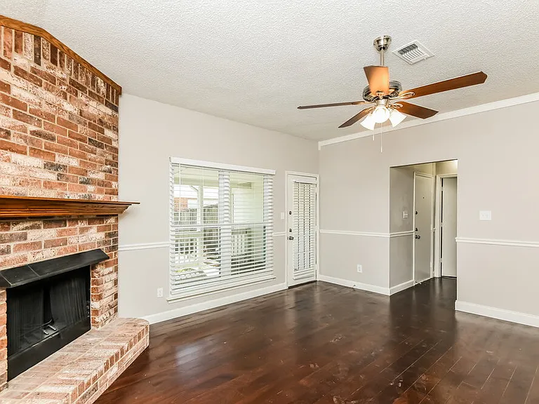 216 Rosewood Ln — Photo 3