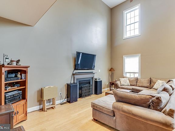 5th image of 305 Carlton Dr