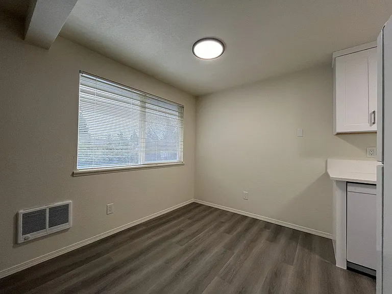711 SE 212th Ave — Photo 12